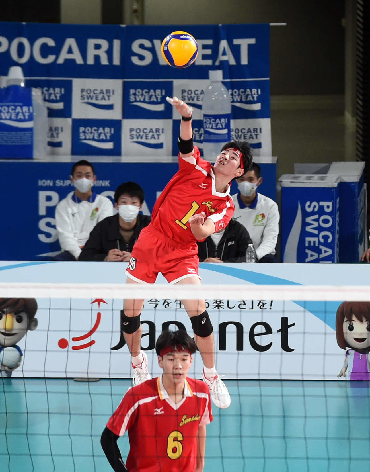 準々決勝の駿台学園戦でサーブを放つ仙台商・鈴木主将