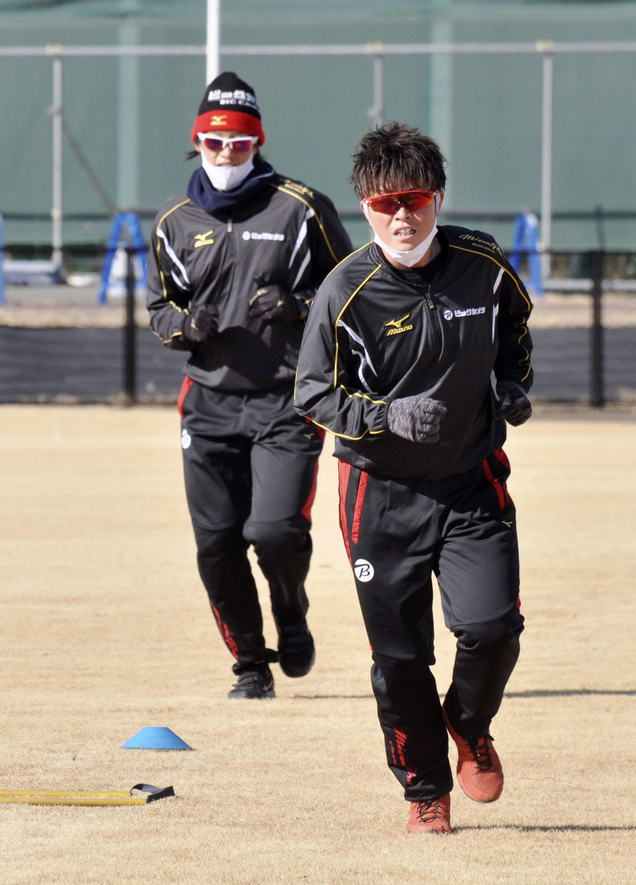 ソフトボール日本リーグのビックカメラ高崎に移籍し、上野由岐子（左）と練習する藤田倭（共同）