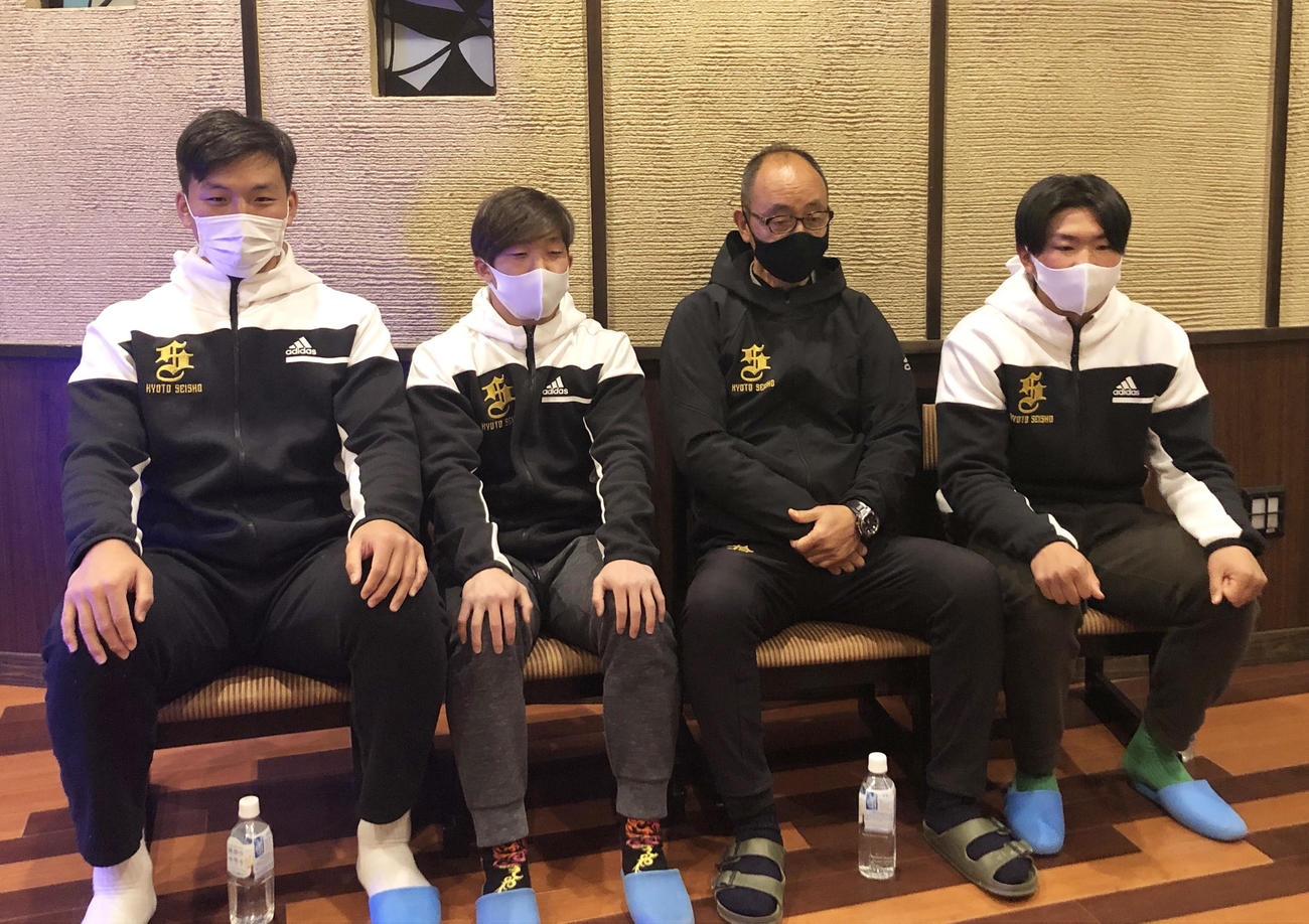 決勝戦を前にオンライン取材に応じる京都成章の湯浅泰正監督（右から2人目）と選手たち、左からロック本橋拓馬、宮尾昌典主将、湯浅監督、辻野隼大主将（提供写真）