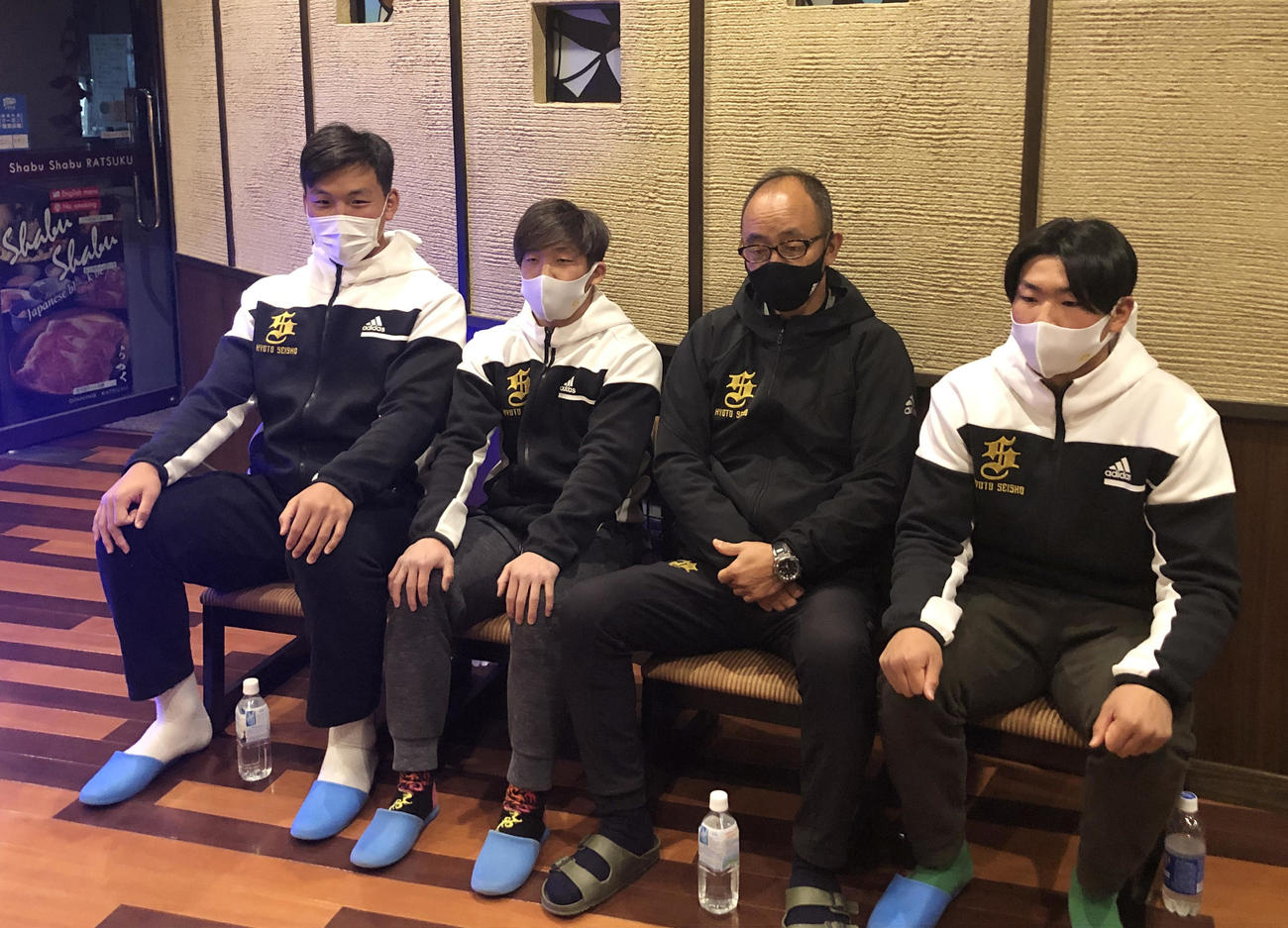 決勝戦を前にオンライン取材に応じる京都成章の湯浅泰正監督（右から2人目）と選手たち、左からロック本橋拓馬、宮尾昌典主将、湯浅監督、辻野隼大主将（提供写真）
