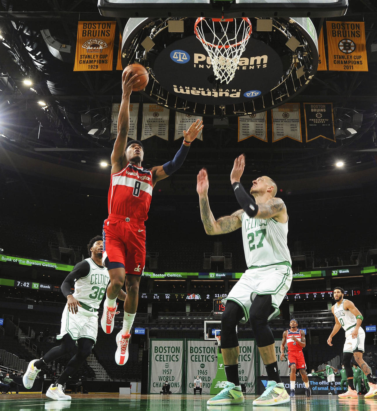 シュートするウィザーズの八村（左）（NBAE提供・ゲッティ＝共同）