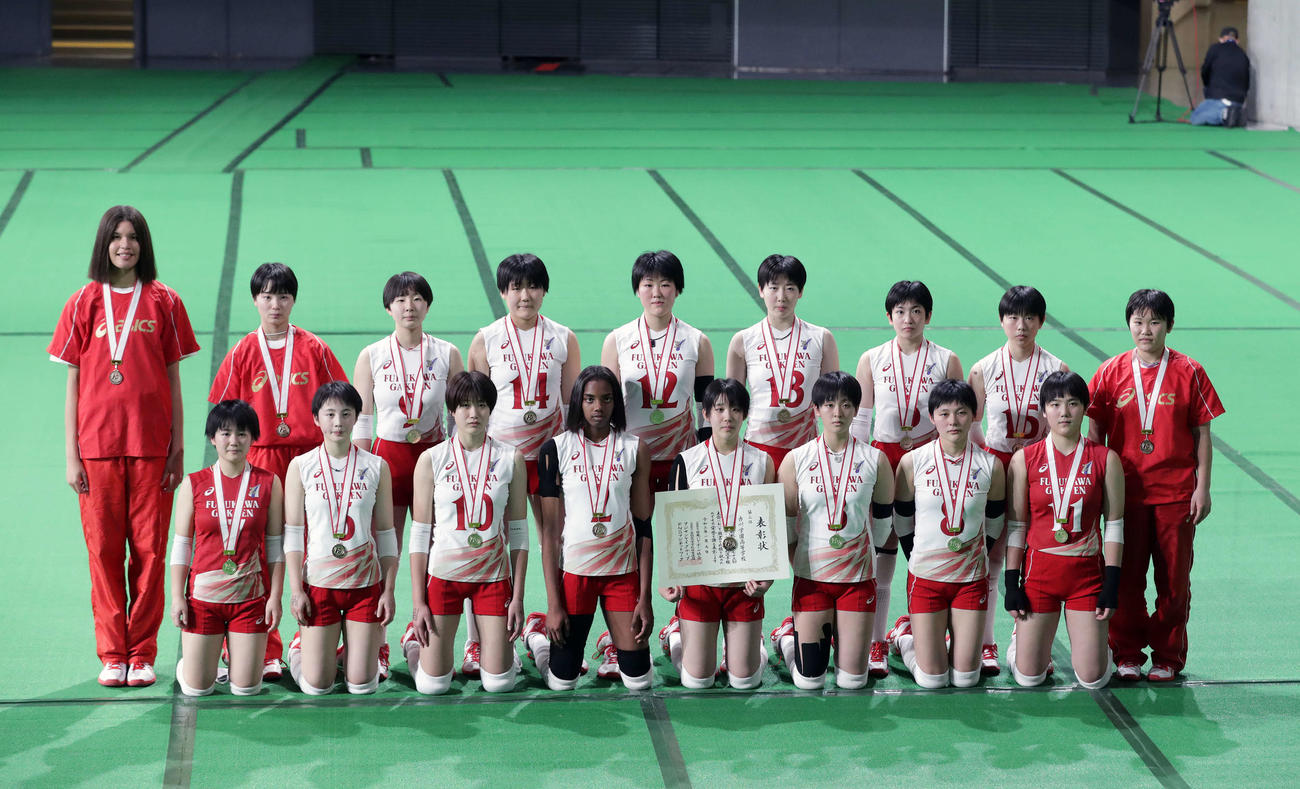 就実対古川学園　就実に敗れて3位となり、記念撮影に納まる古川学園の選手たち。前列左から遠藤生、熊谷、三好、メリーサ、杉木、室内、野呂、高橋、後列左からアロンドラ、南舘、本間、鈴木、檜野、阿部、遠藤想、桜井、深沢（撮影・河野匠）