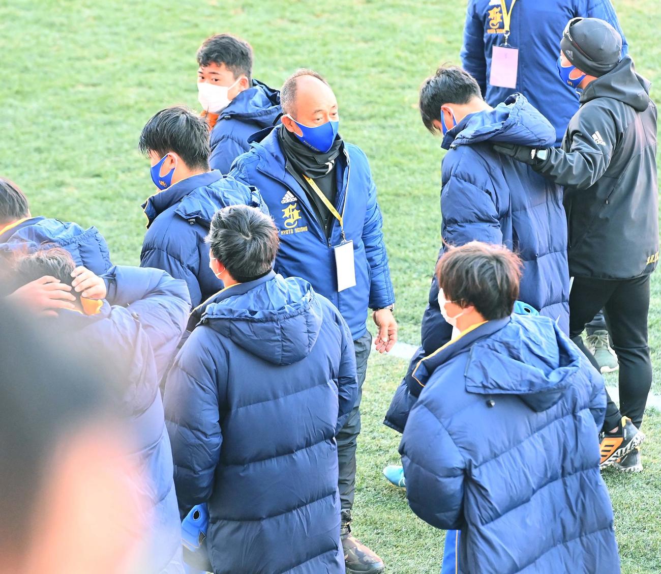 京都成章対桐蔭学園　準優勝となった京都成章・浅泰正監督（中央）は肩を落とすフィフティーンを労う（撮影・上田博志）