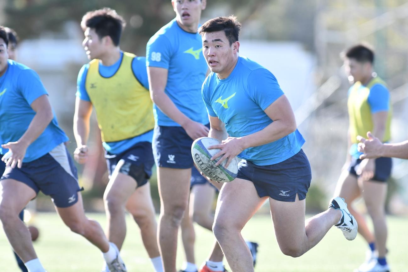 大学選手権優勝を手土産にトップリーグでの活躍を誓う明大フランカー繁松（手前）（明大提供）