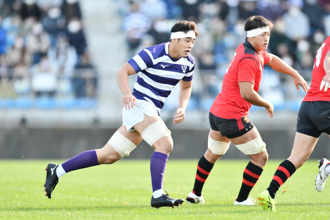 大学選手権優勝を手土産にトップリーグでの活躍を誓う明大フランカー繁松（左）（明大提供）