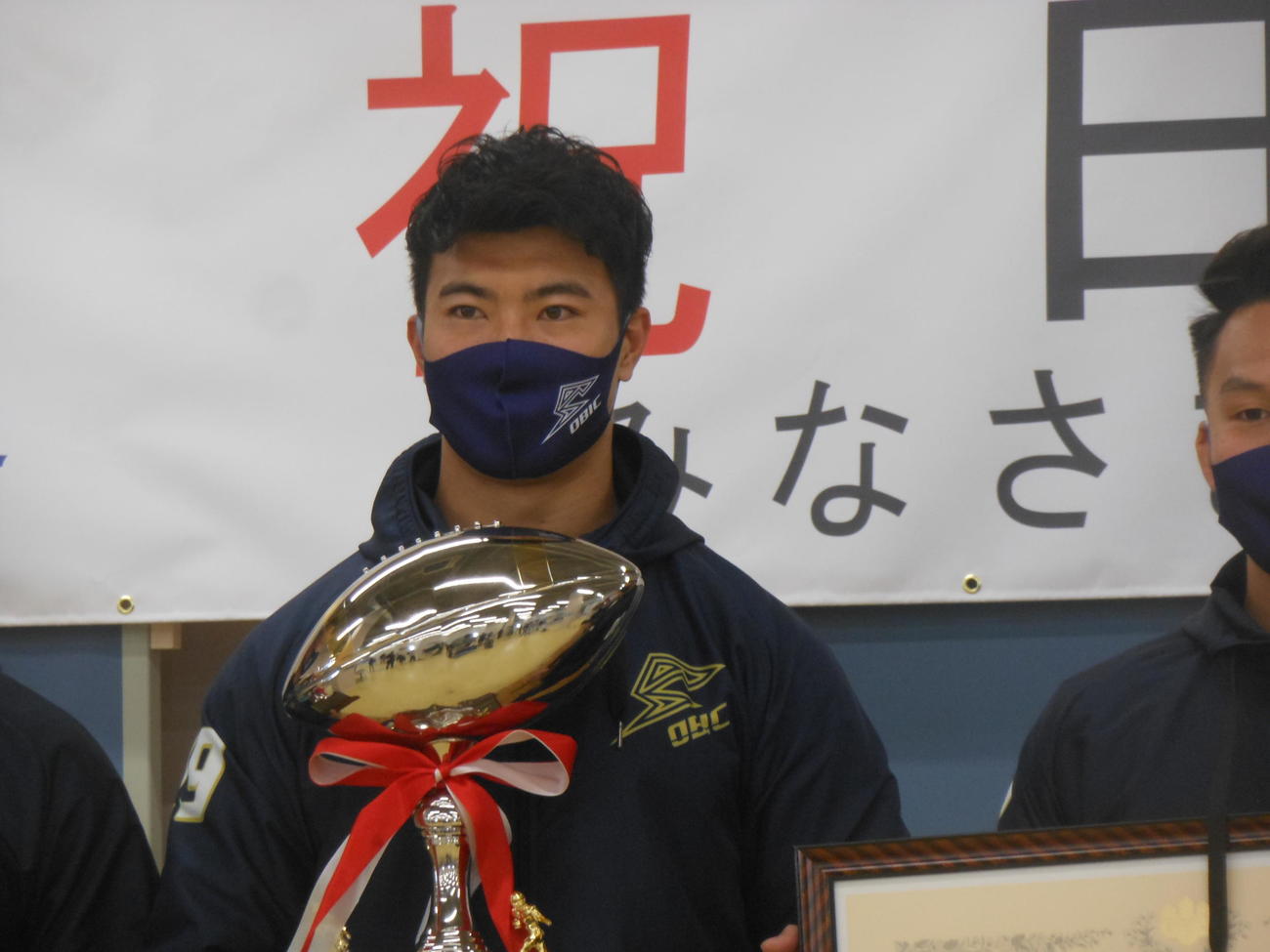 優勝報告会に出席したオービックRB李卓（左から2人目）