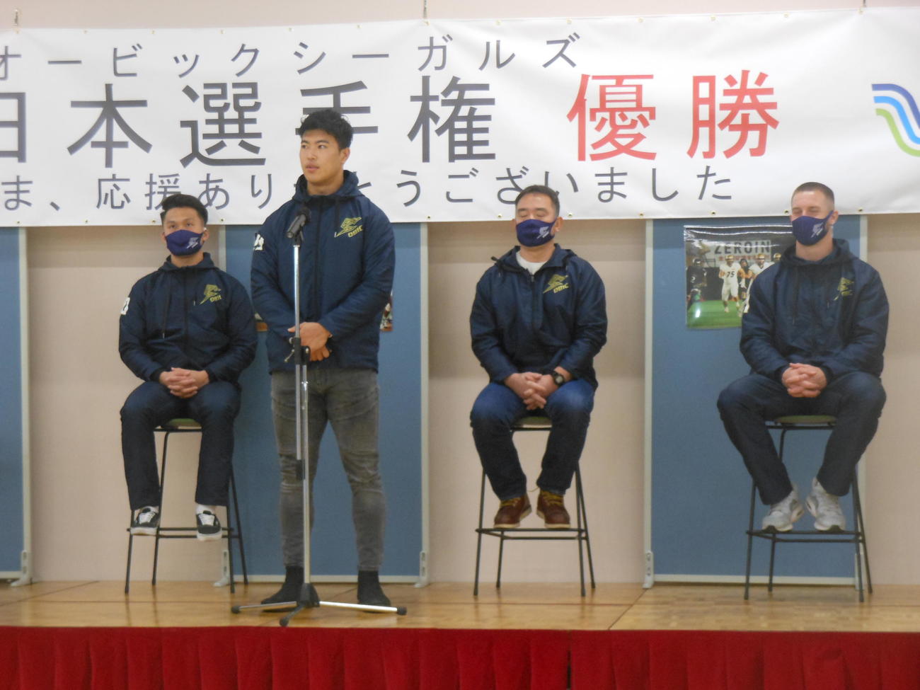 優勝報告会に出席したオービックRB李卓（左から2人目）