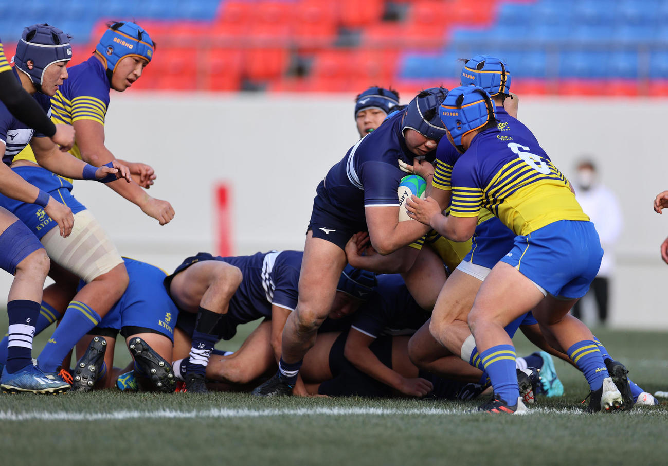 全国高校ラグビー大会決勝　京都成章対桐蔭学園　前半19分、力強い突進でトライを奪う桐蔭学園ロック青木恵斗（右から3人目）（撮影・清水貴仁）