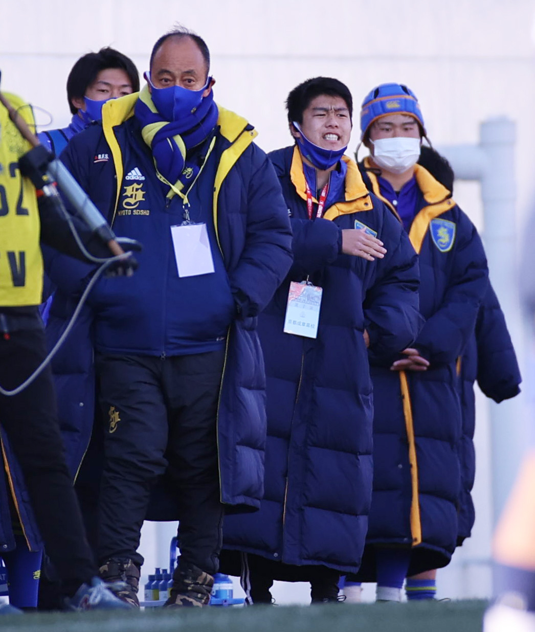 京都成章対桐蔭学園　戦況をみつめる京都成章・湯浅泰正監督（左）（撮影・清水貴仁）