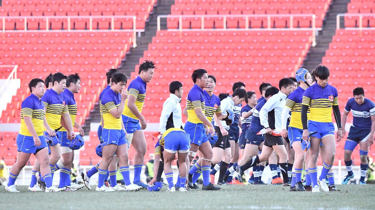 桐蔭学園に敗れ悔しそうな表情を見せる京都成章フィフティーン（撮影・上田博志）
