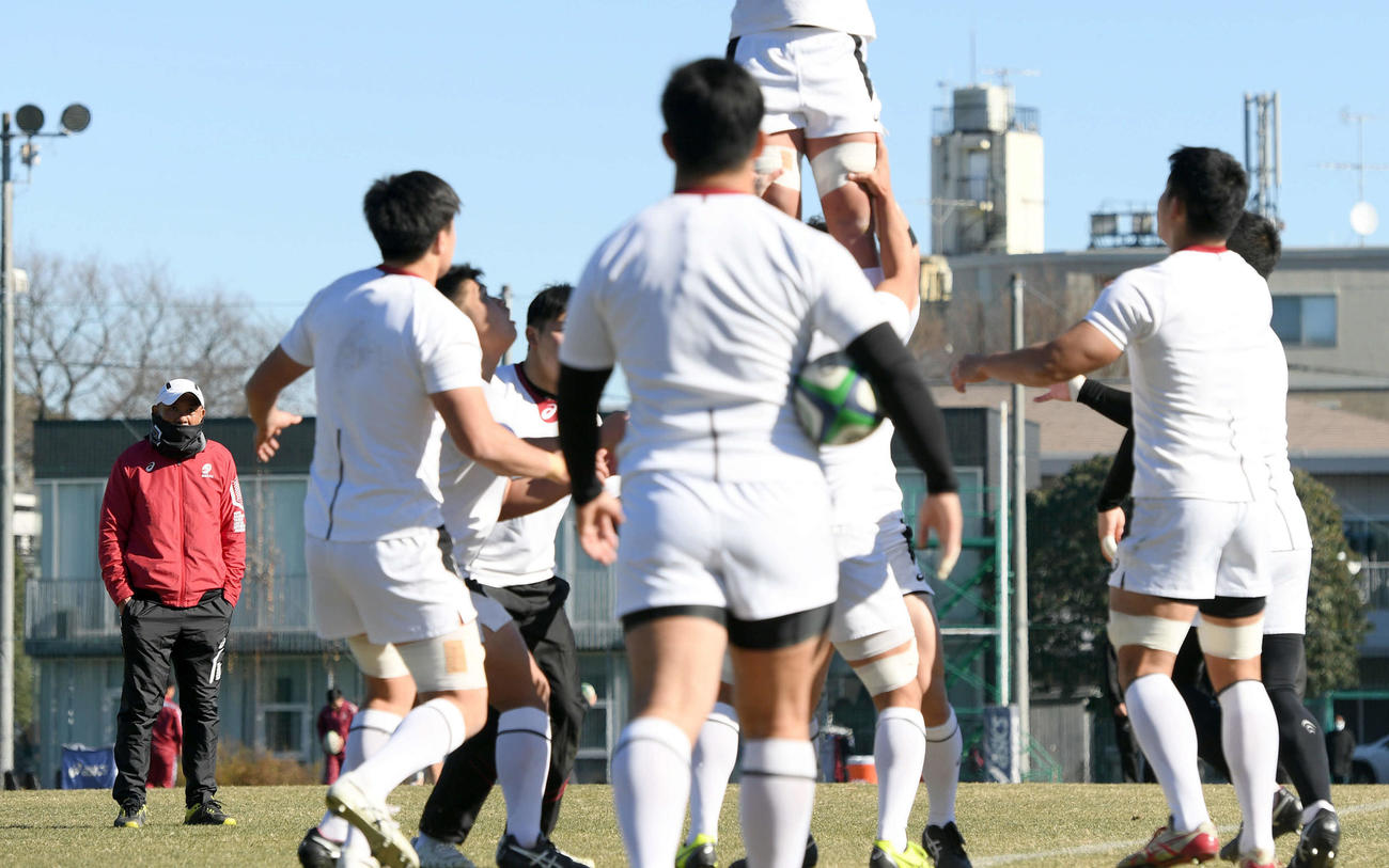前日練習で選手の動きをチェックする早大相良監督（左端）（撮影・たえ見朱実）