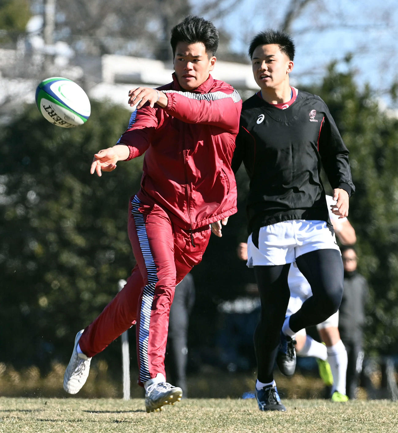 前日練習で軽快な動きを見せる早大伊藤（左）（撮影・たえ見朱実）