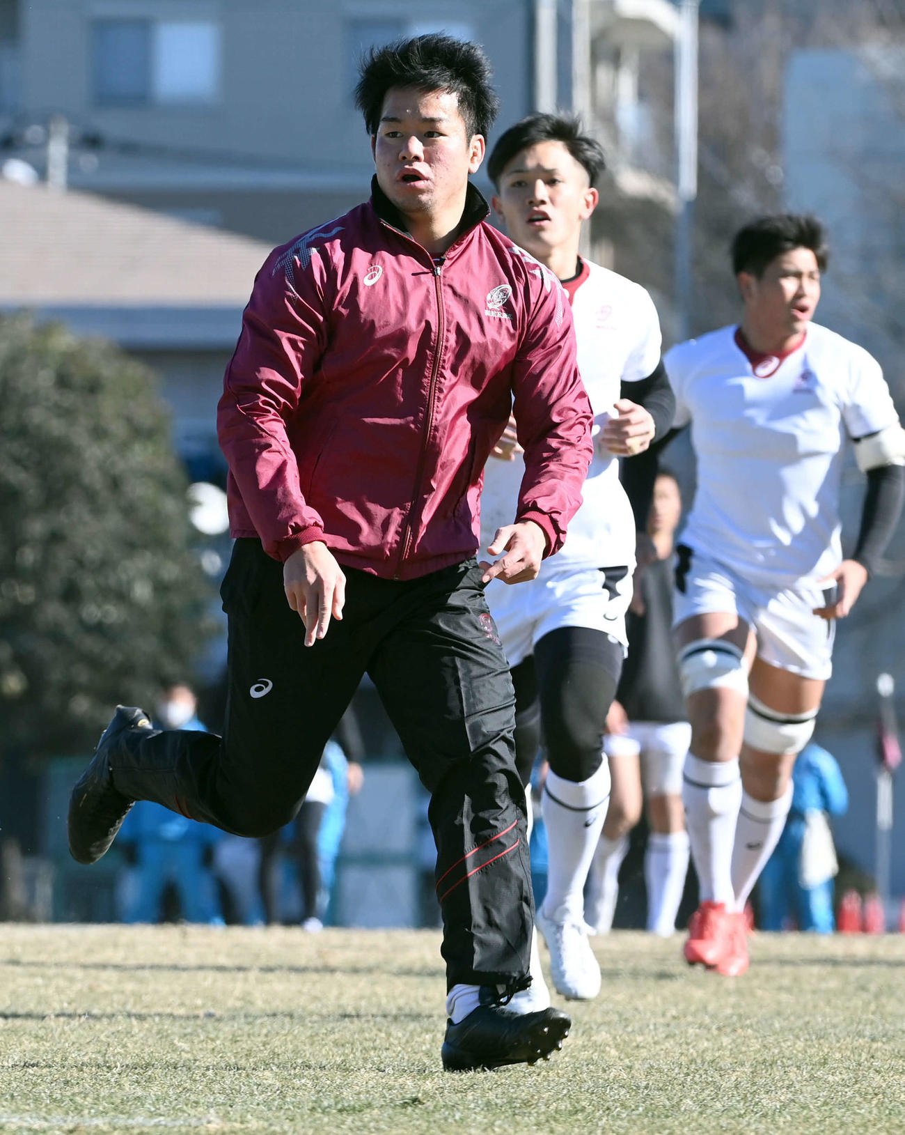 前日練習で軽快な動きを見せる早大CTB平井（左）（撮影・たえ見朱実）