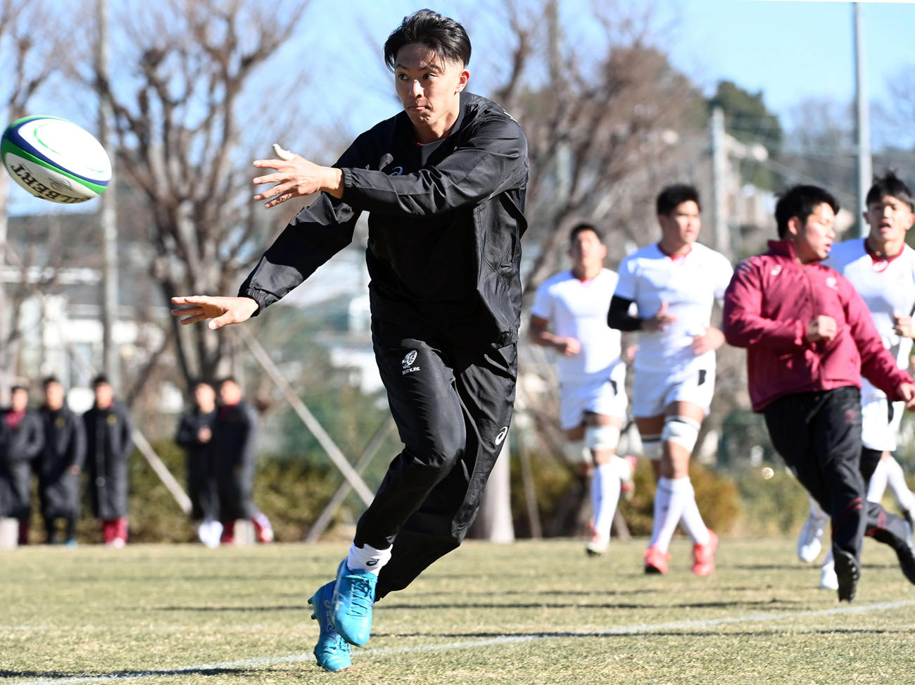 前日練習で軽快な動きを見せる早大FB河瀬（撮影・たえ見朱実）