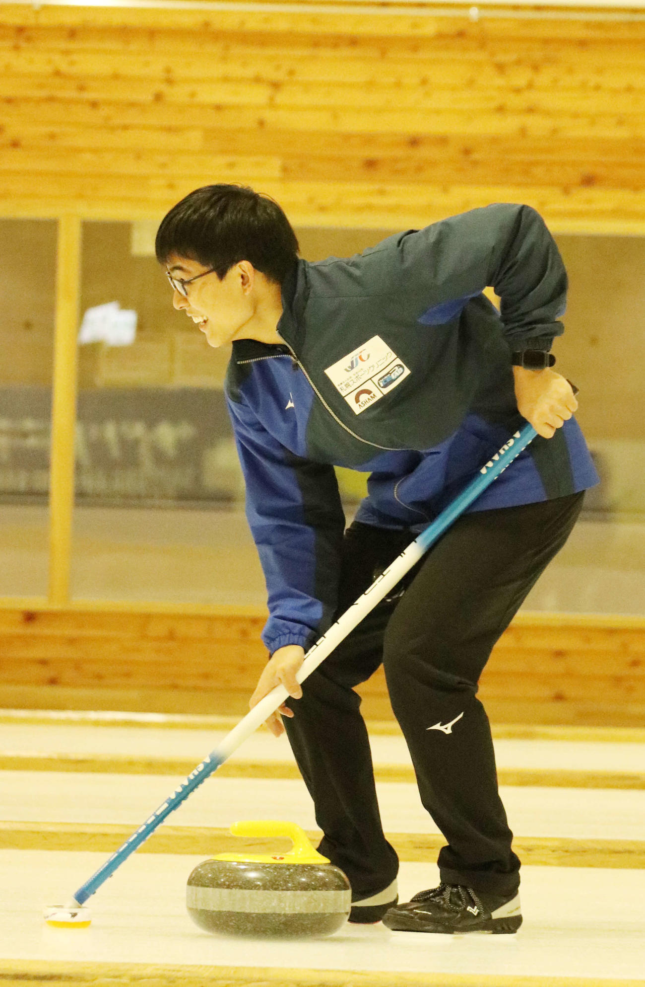スイープする幌国際大スキップの佐藤（撮影・浅水友輝）