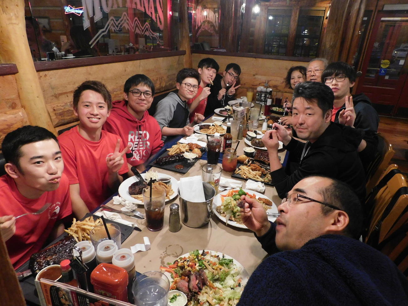 19年9月の札幌国際大のカナダ遠征で夕食をともにする佐藤（左から3人目）（札幌国際大提供）