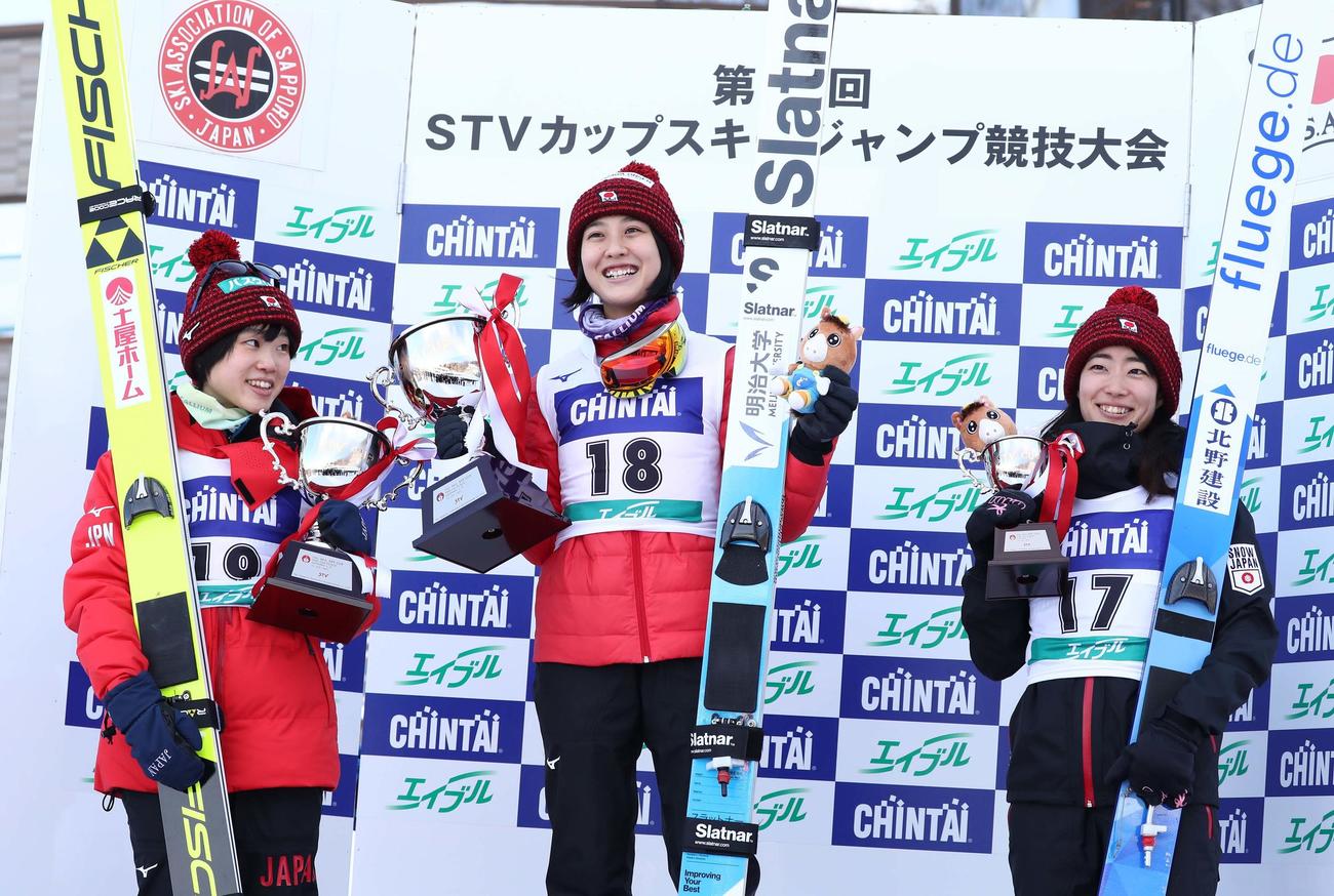 STV杯　女子組で優勝し笑顔の丸山（中央）。左は2位伊藤、右は3位岩渕（撮影・黒川智章）