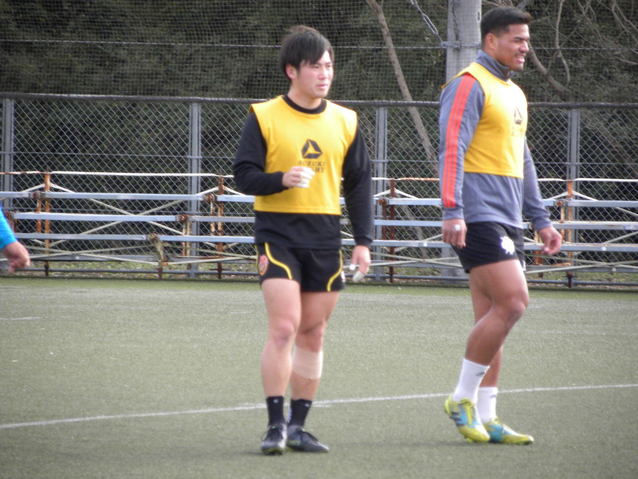6日の練習で早大戦に向けて調整した天理大CTB市川敬太（左）とシオサイア・フィフィタ（撮影・松本航）
