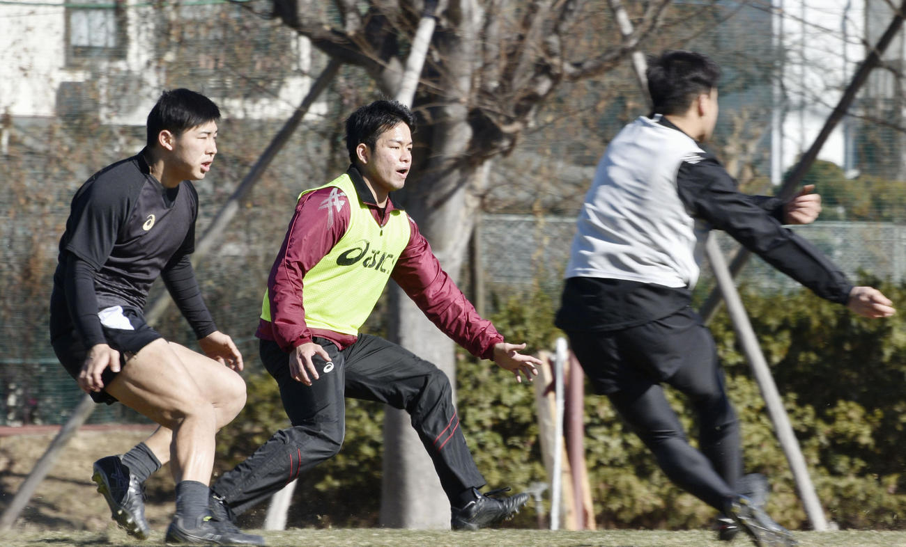 全国大学選手権決勝に向けて練習する早大のCTB平井（中央）（共同）
