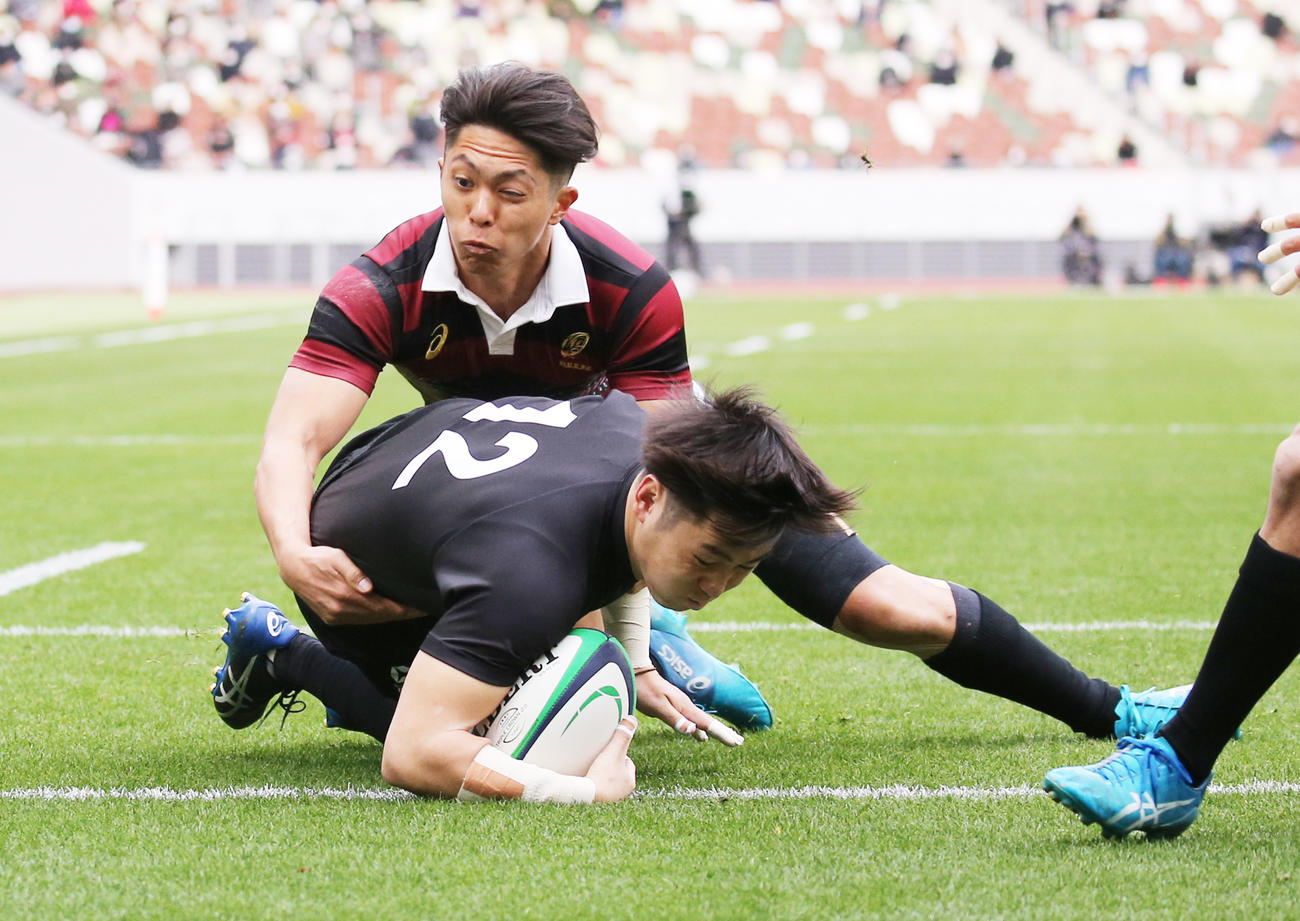 天理大対早大　前半、先制トライを決める天理大CTB市川（撮影・野上伸悟）