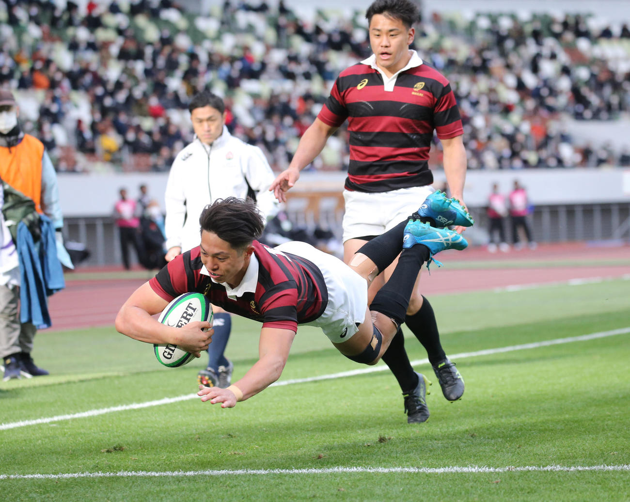 天理大対早大　後半、トライを決める早大FB河瀬（撮影・野上伸悟）