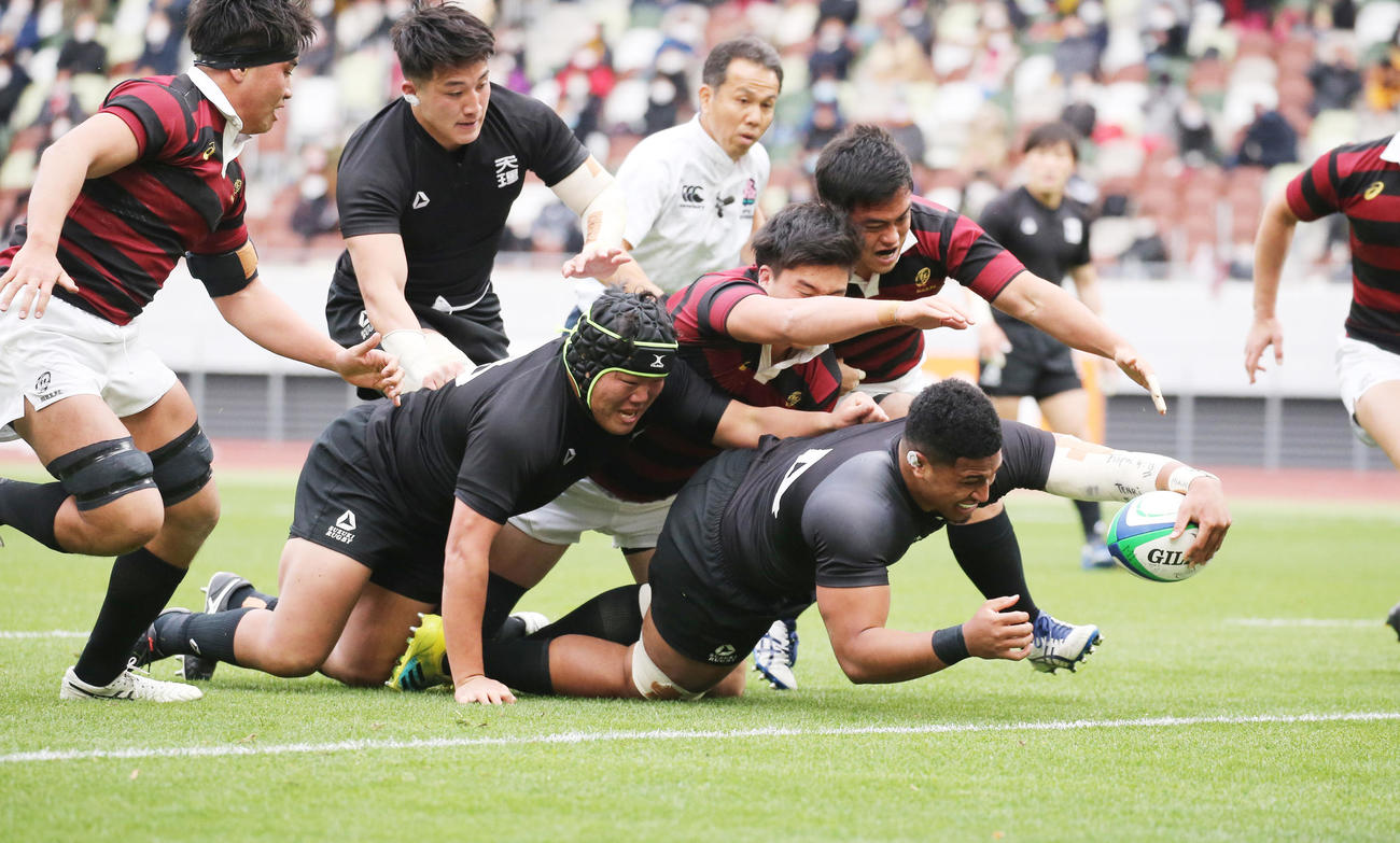 天理大対早大　前半、トライを決める天理大ロックのモアラ（撮影・野上伸悟）