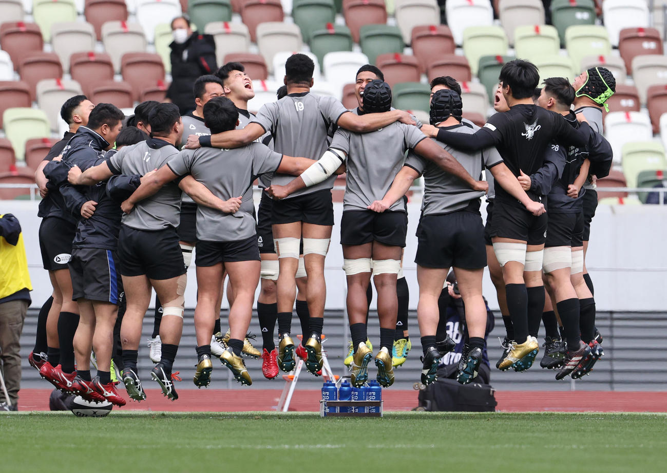 天理大対早大　試合前の練習中に気合を入れる天理大の選手たち（撮影・野上伸悟）