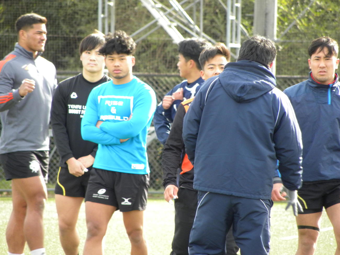 6日の練習で早大戦に向けて調整した天理大CTB市川敬太（左から2人目）、シオサイア・フィフィタ（左）らBK陣（撮影・松本航）