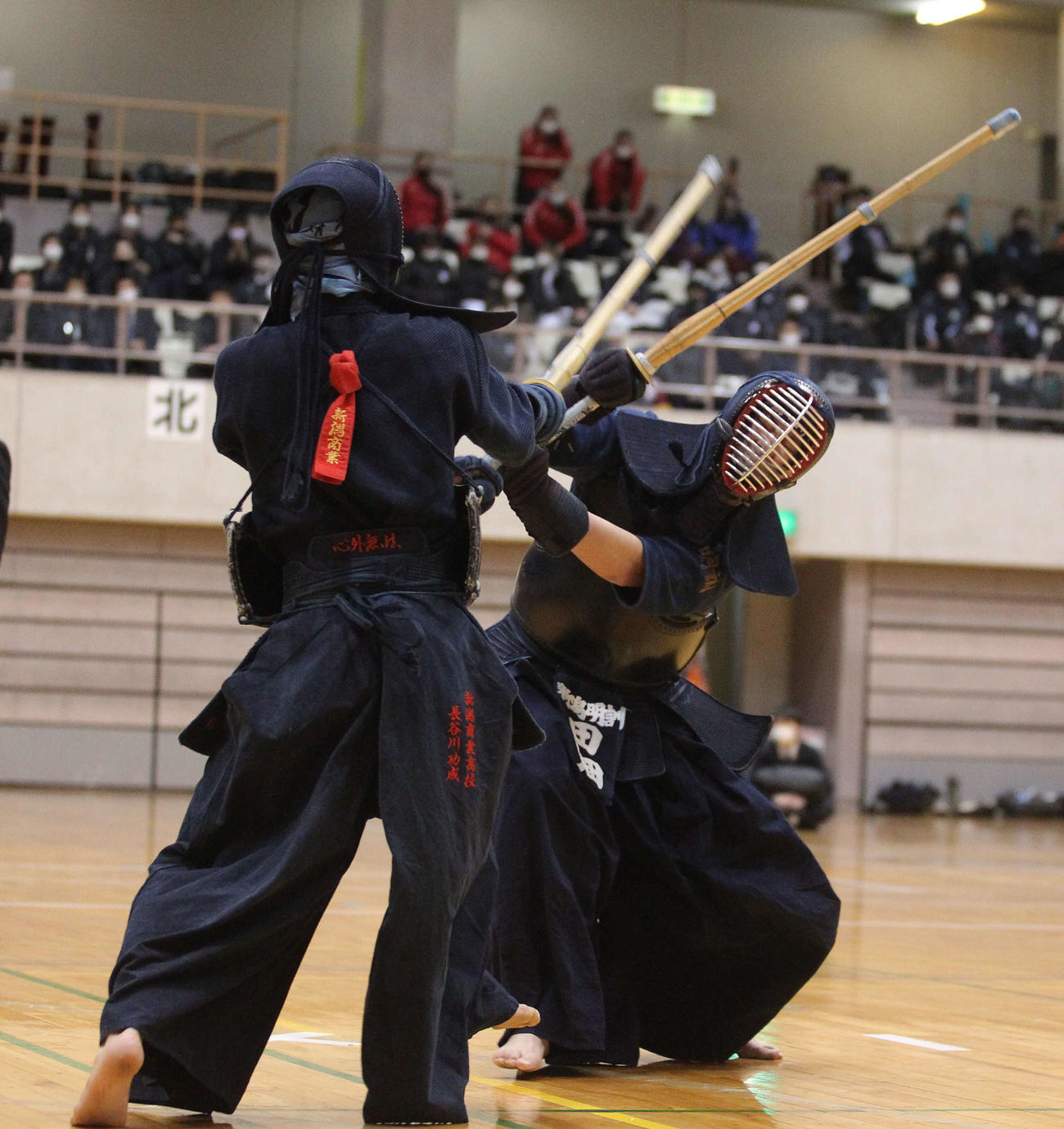 男子決勝　大将戦を制した田畑（右）