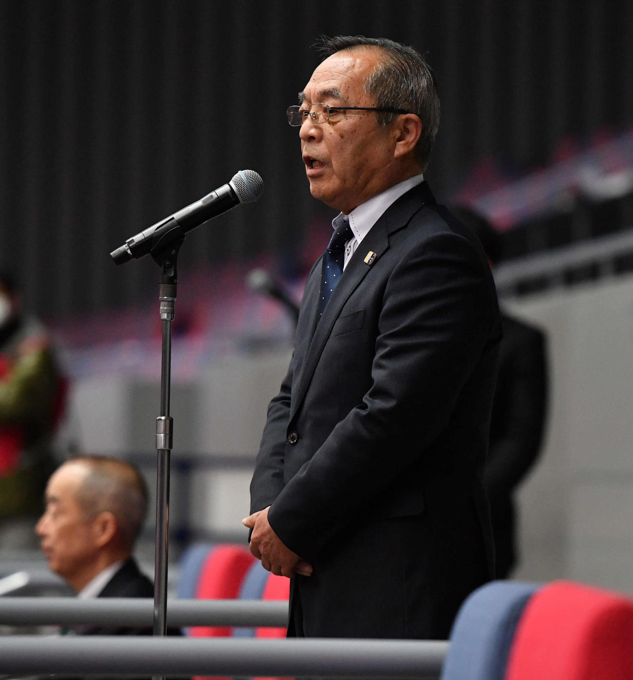 全日本卓球選手権の開会式で歓迎の言葉を述べる大阪卓球協会会長・平尾氏（撮影・岩下翔太）