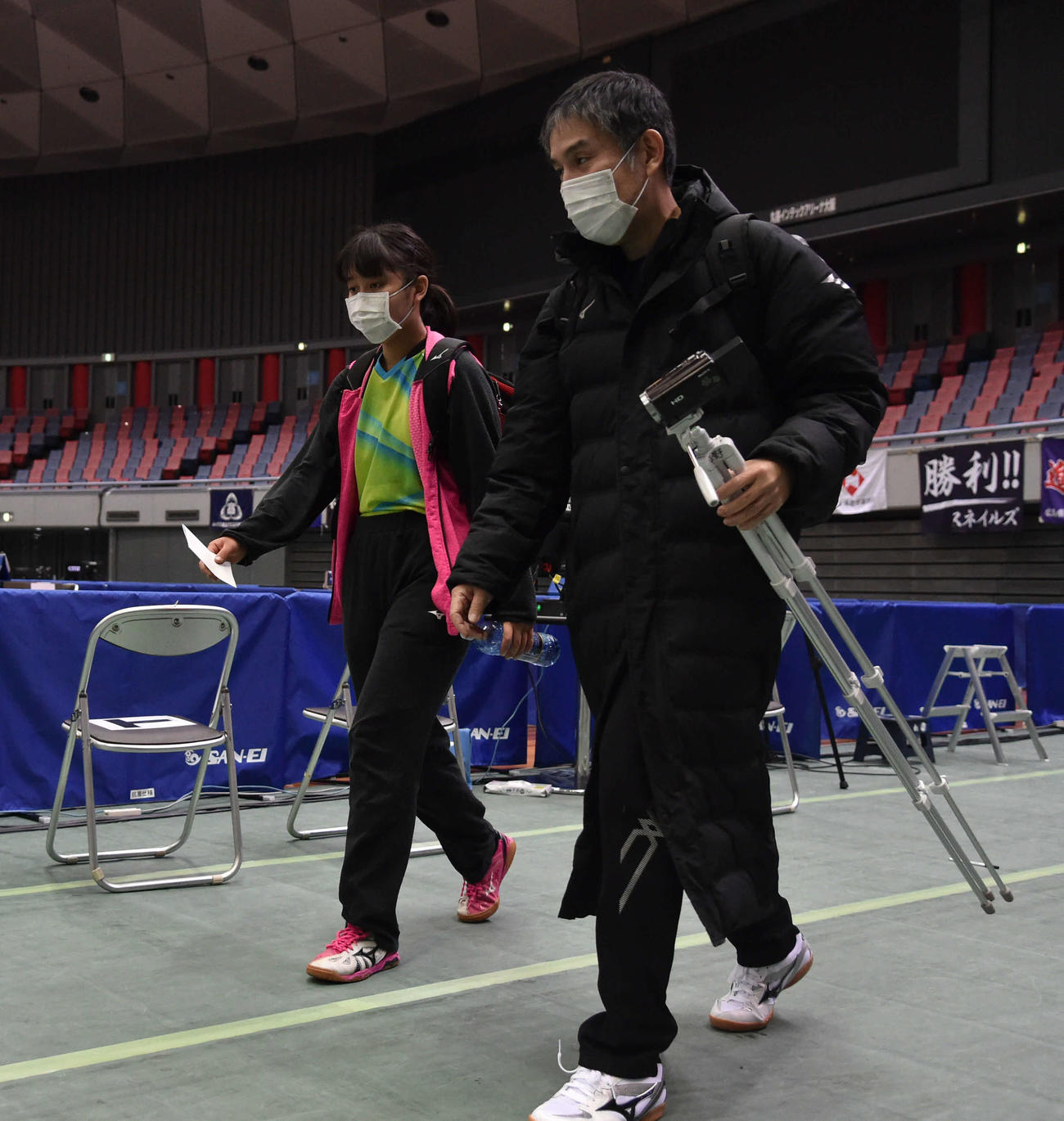 ジュニア女子シングルス1回戦で敗退し、父・平野光正さん（右）と引き揚げる平野亜子（撮影・岩下翔太）