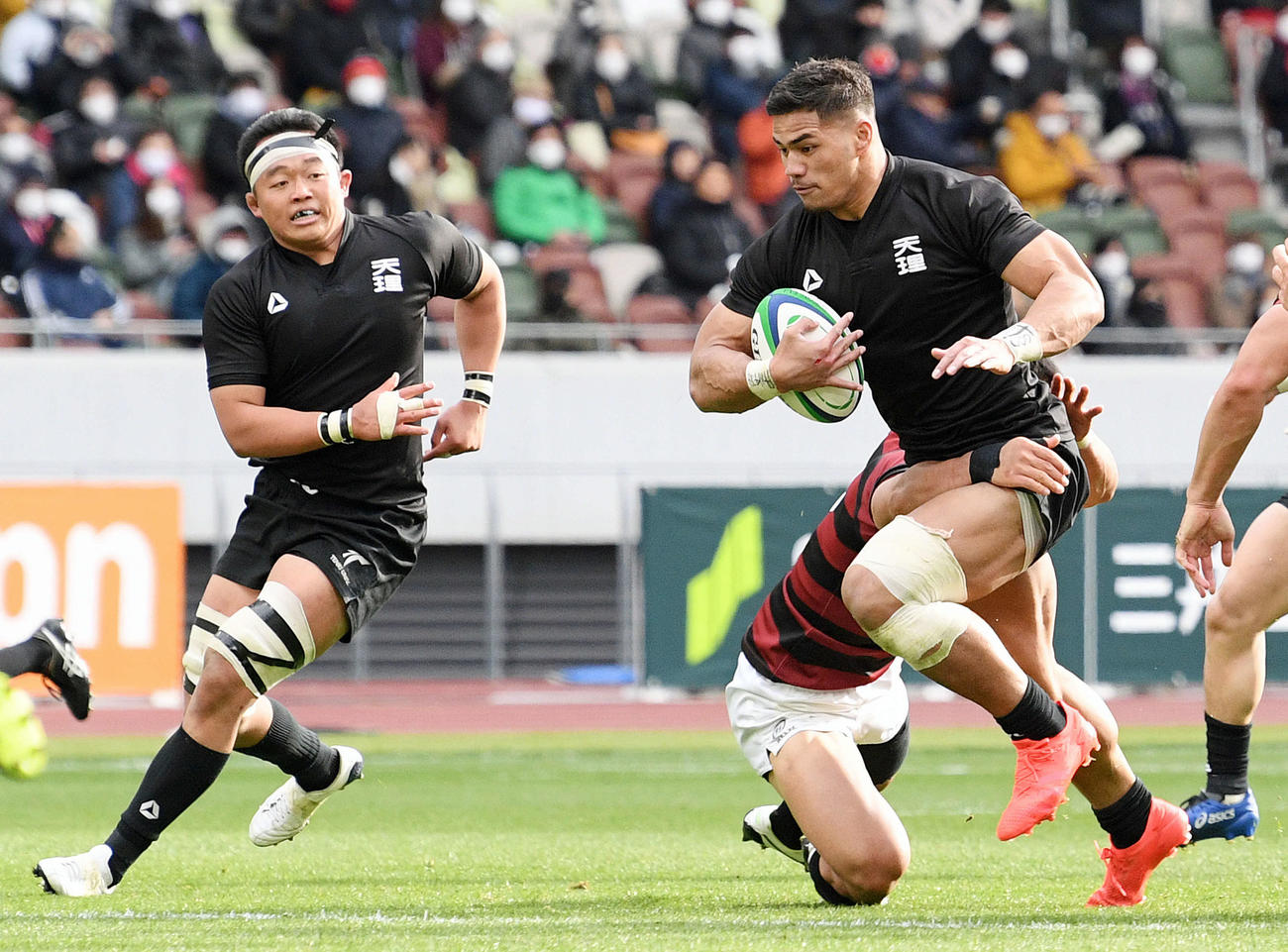 天理大対早大　後半、攻め込む天理大CTBフィフィタ（右）とフランカー松岡（撮影・滝沢徹郎）