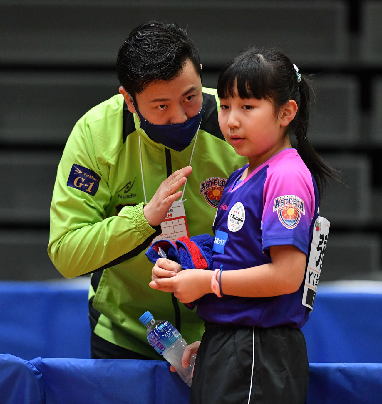 ジュニア女子シングルス1回戦　父・張一博コーチ（左）と戦略を話し合う張本梓恩（撮影・岩下翔太）