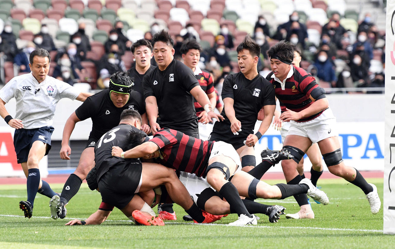 天理大対早大　前半、トライを決める早大プロップ小林（下）（撮影・滝沢徹郎）
