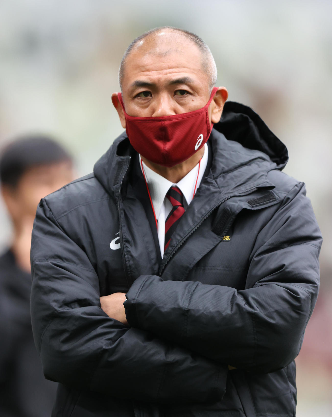 天理大対早大　試合前の練習を見つめる早大・相良監督（撮影・野上伸悟）