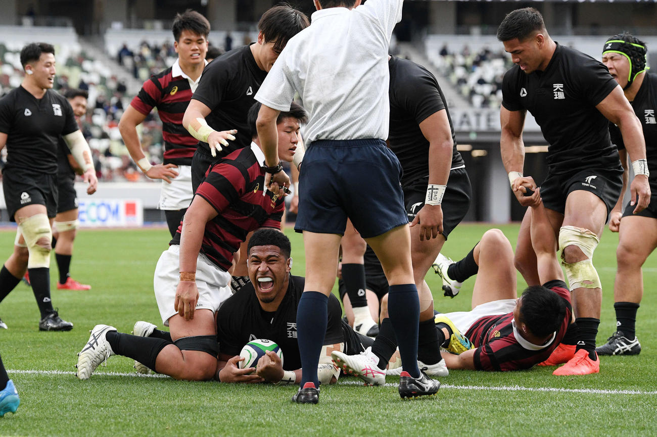 天理大対早大　後半、トライを決め叫ぶ天理大ロックのアシペリ・モアラ（下中央）（撮影・滝沢徹郎）