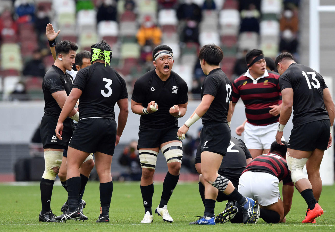 天理大対早大　前半、早大から反則を取り叫ぶ天理大フランカー松岡（中央）（撮影・滝沢徹郎）