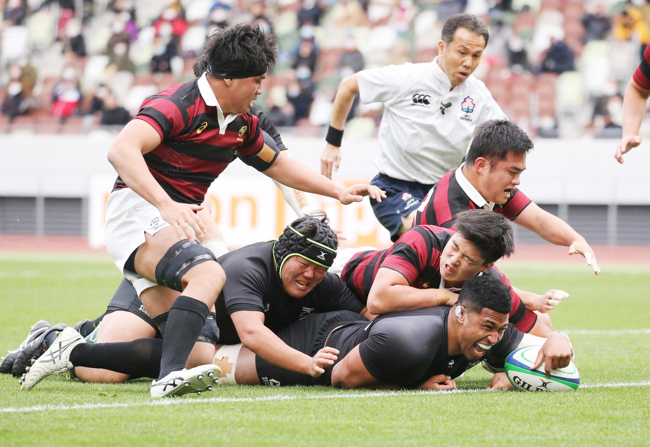 天理大対早大　前半、トライを決める天理大ロックのモアラ（撮影・野上伸悟）