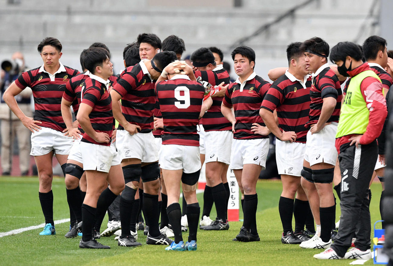 天理大対早大　試合に敗れ悔し涙を流す早大フィフティーン（撮影・滝沢徹郎）