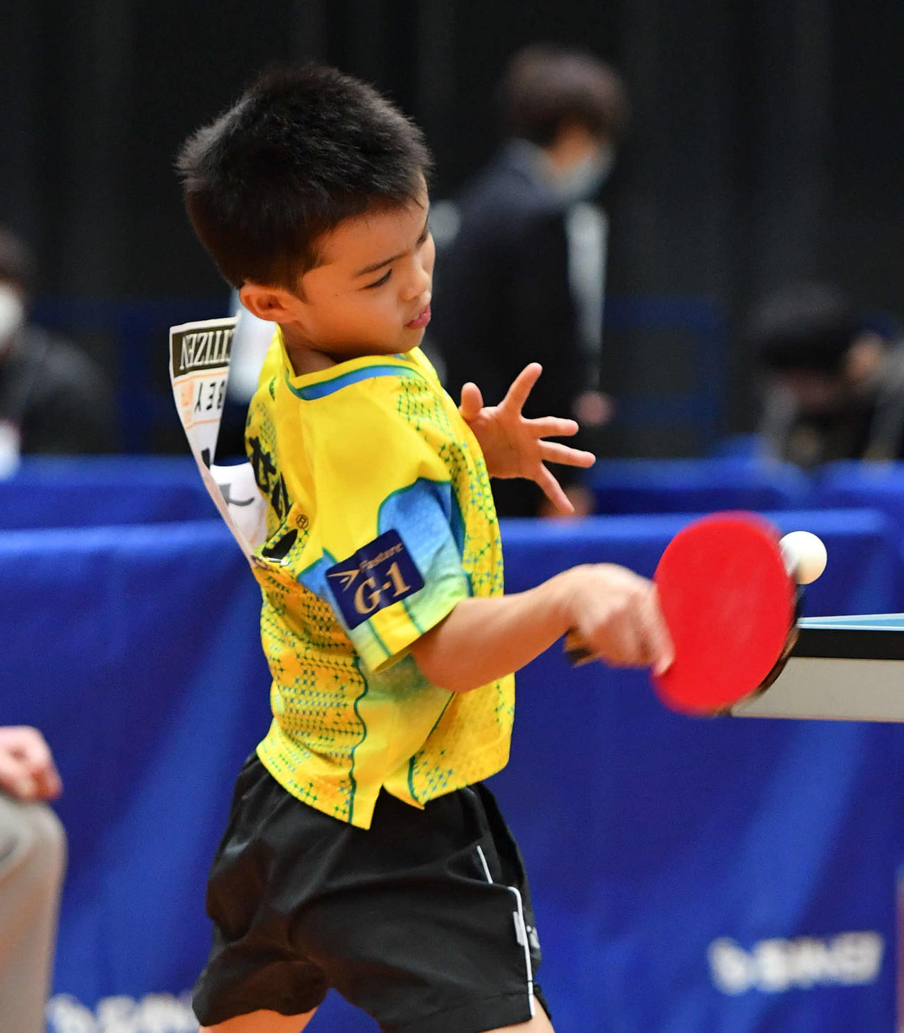 全日本卓球選手権ジュニア男子シングルス1回戦　スマッシュを打つ大野颯真（撮影・岩下翔太）