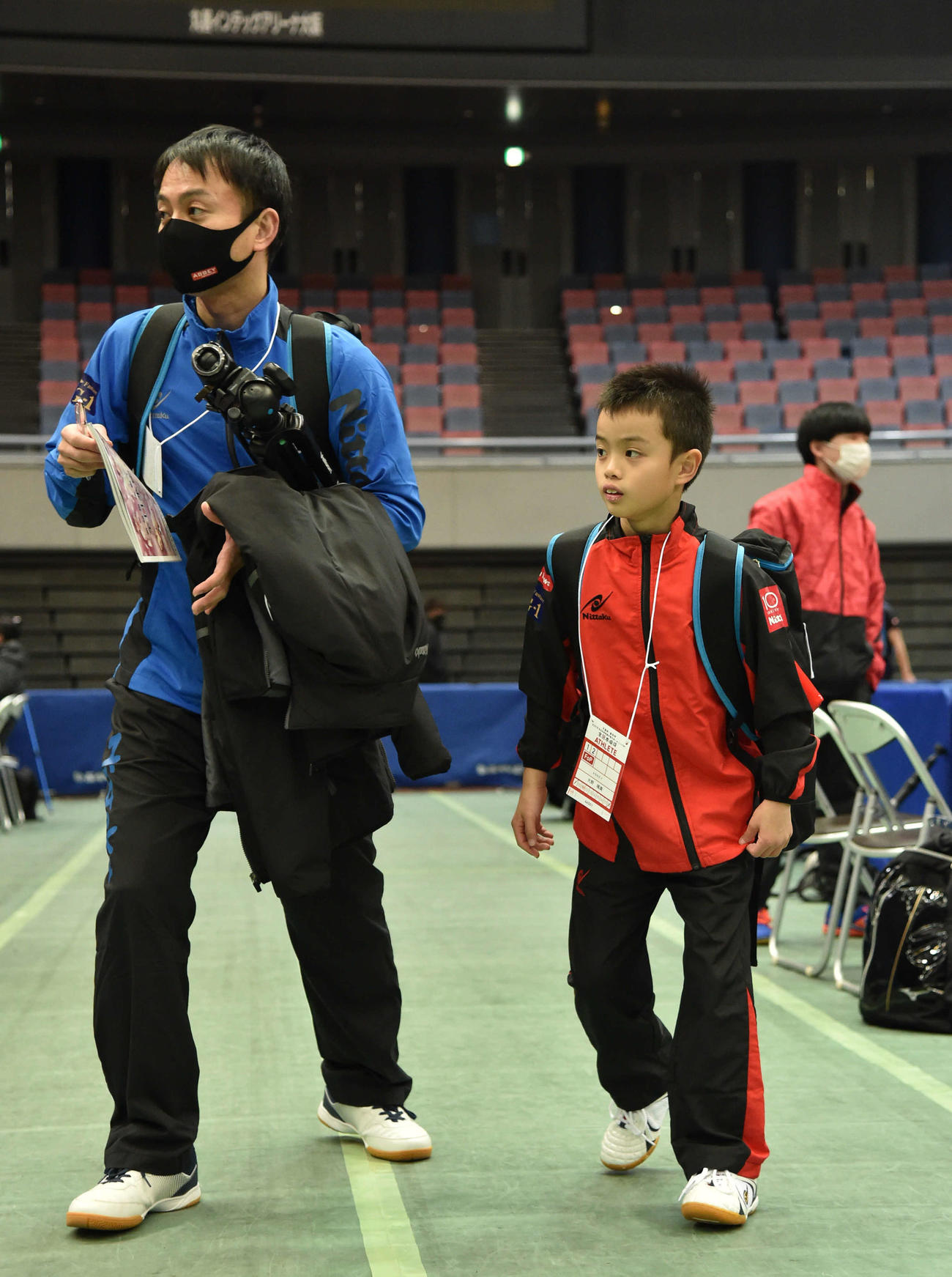 全日本卓球選手権　ジュニア男子シングルス1回戦で敗退し、引き揚げる大野颯真（撮影・岩下翔太）
