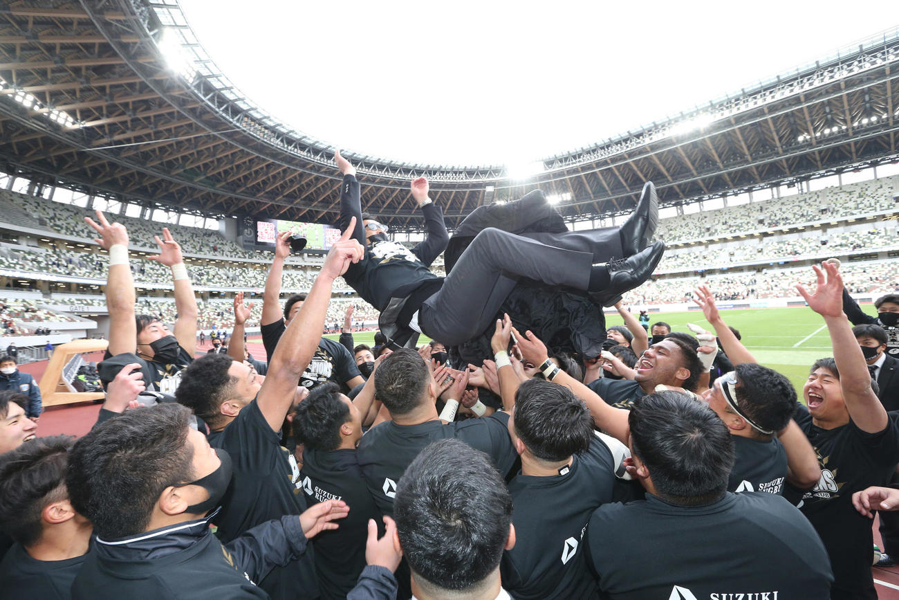 優勝し、胴上げされる天理大・小松監督（代表撮影）