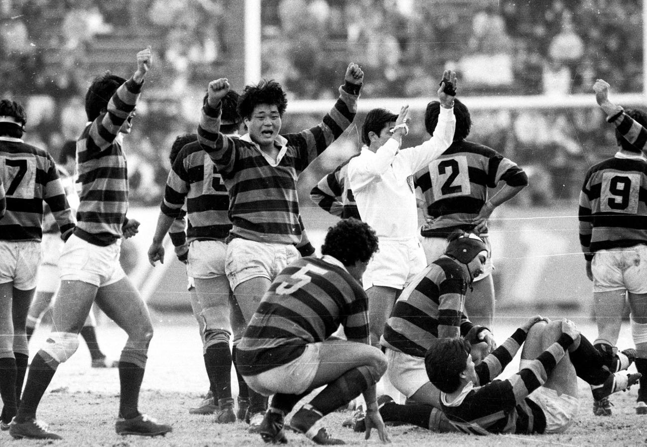 85年1月、大学選手権決勝で慶大を下し、ガッツポーズする同大フィフティーン