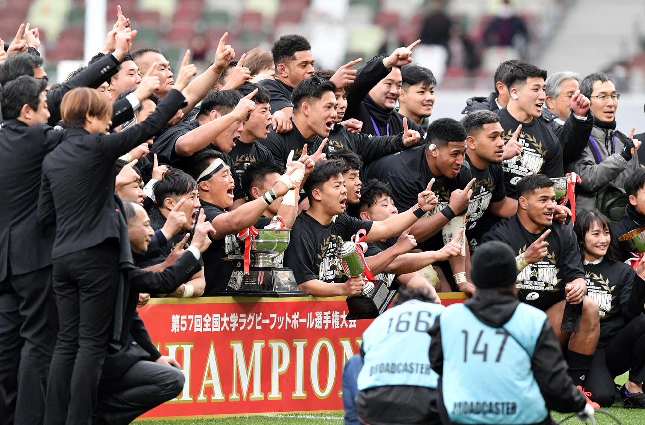 試合後、記念撮影でポーズを決める天理大フィフティーン（撮影・滝沢徹郎）