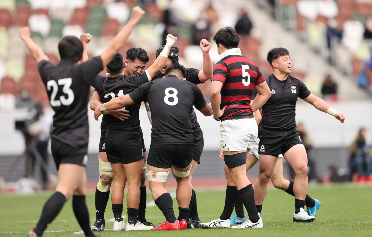 試合終了の瞬間、ガッツポーズして喜ぶ天理の選手たち（撮影・野上伸悟）