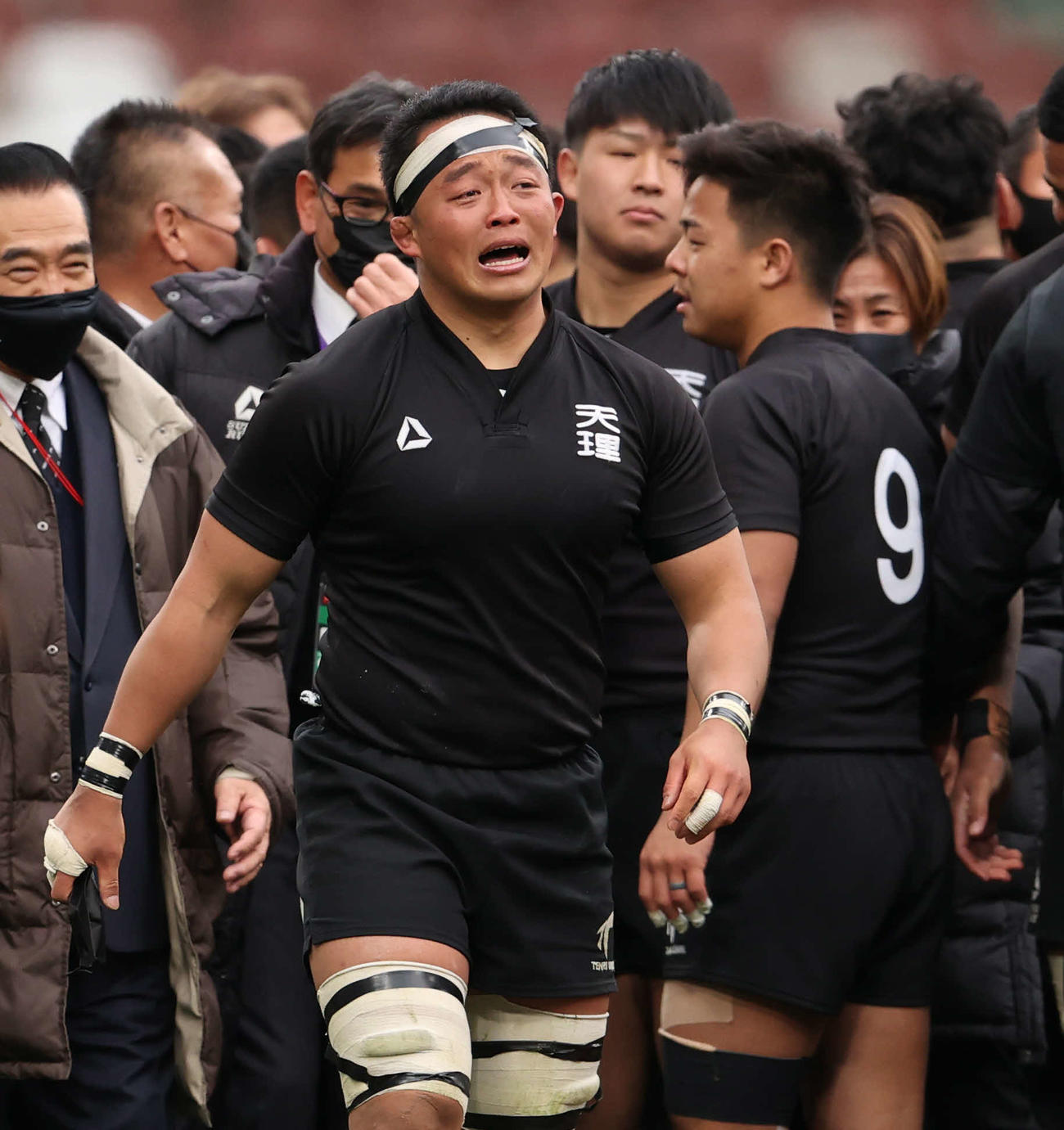 天理大対早大　初優勝し感極まる天理大フランカー松岡主将。後方は小松監督（撮影・野上伸悟）