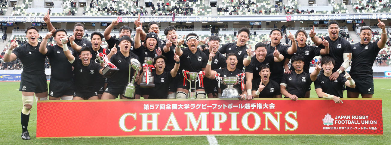 天理大対早大　優勝し、歓喜の天理大フィフティーン（代表撮影）