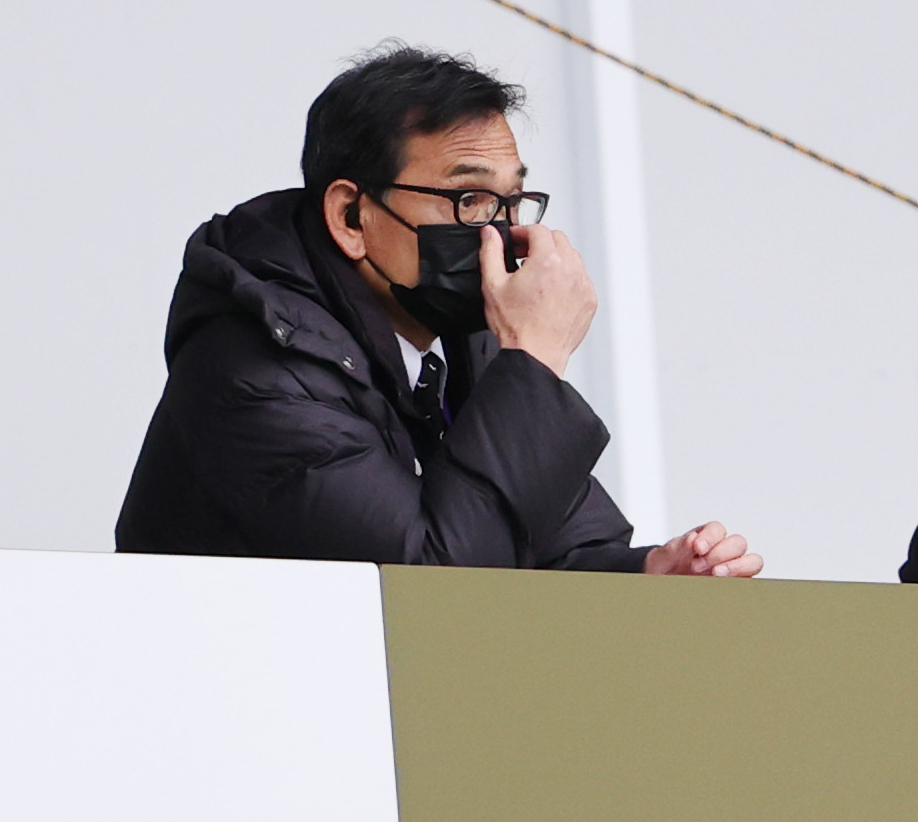 天理大対早大　試合を見つめる天理大・小松監督（撮影・野上伸悟）