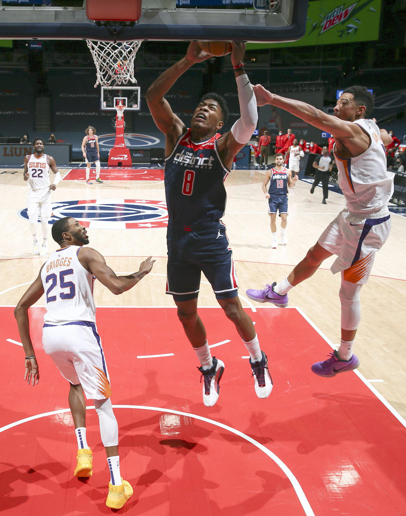 サンズ戦で攻めるウィザーズの八村塁（8）（NBAE提供・ゲッティ＝共同）