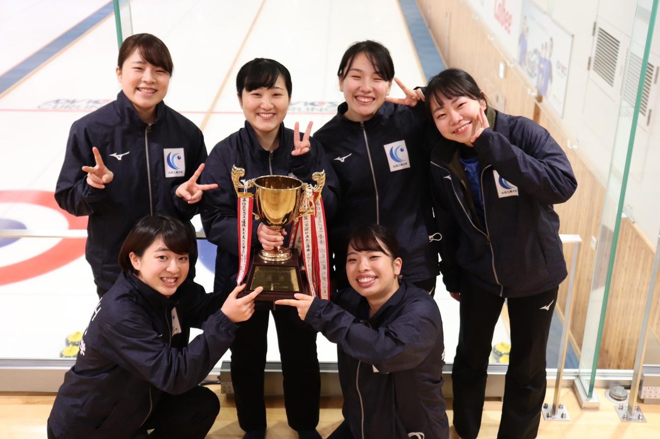 大学ラストシーズンで日本選手権出場を目指す女子の北見工大。前列左から斉藤茉由、島田、後列左から斉藤茉奈、宮川、上林、加藤（北見工大提供）
